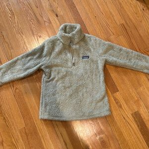 tan fluffy patagonia, size women’s small. worn once, very good condition